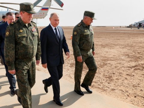 Putin hərbi təlimlərə helikopterdə gəldi