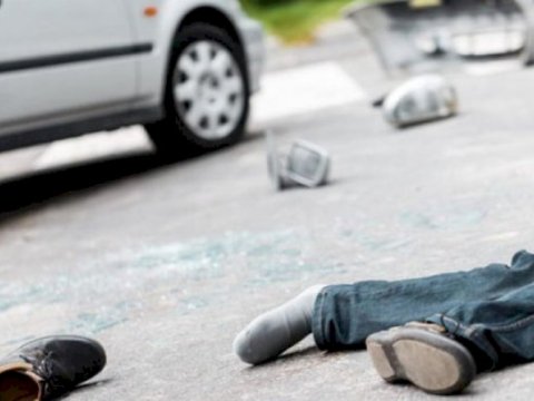 Yolu keçmək istəyən həkimi maşın vurdu