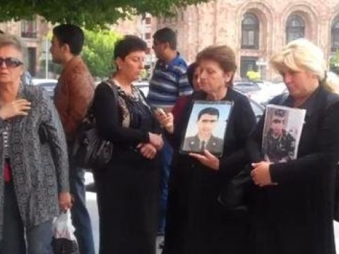 Azərbaycanlı analardan erməni qadınlara XƏBƏRDARLIQ: Kişilərinizi Qarabağdan geri çəkin!