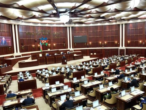 Milli Məclis 22 məsələyə görə TOPLAŞIR