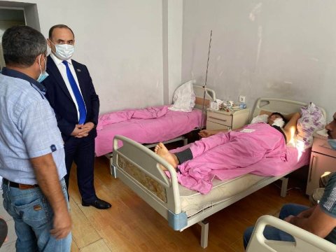 Deputat ermənilərin yaraladığı gəncə baş çəkdi