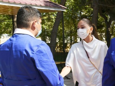 Mehriban Əliyeva yaralı hərbçilərlə görüşdə kövrəldi - VİDEO