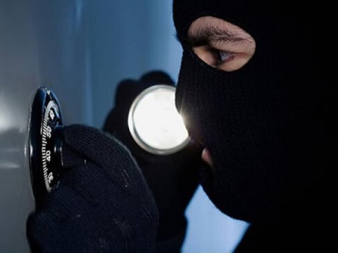 Bakıda evdən 50 min manata yaxın pul oğurlandı