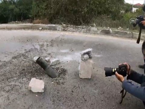 Anadolu Agentliyi jurnalistlərin atəşə tutulduğu anı görüntülədi - VİDEO