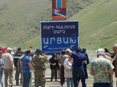Ermənistan Qarabağa gedən yolları boşaldır
