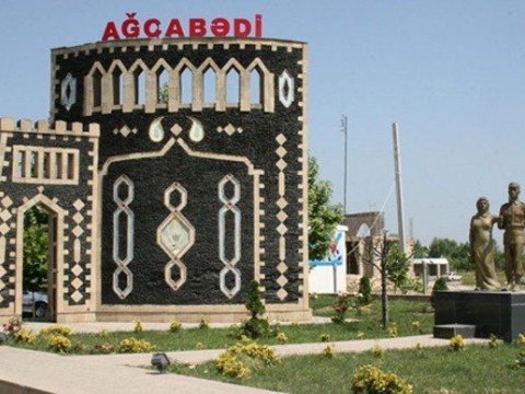 Düşmən Ağcəbədi şəhərini atəşə tutdu - yaralananlar var