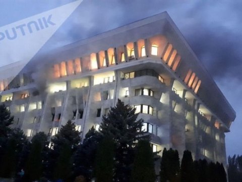 Qırğızıstan parlament binasında yanğın - FOTOLAR