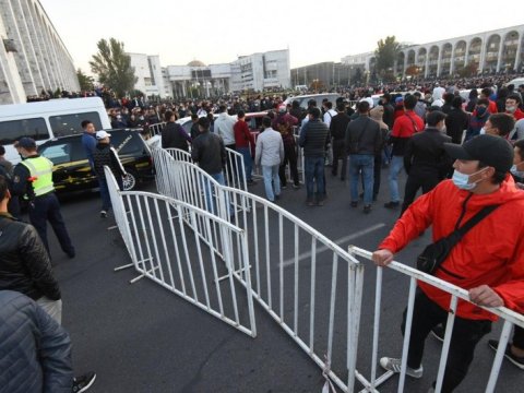 Bişkekdə etirazçılar meriya binasını və dövlət qurumlarını ələ keçirdilər
