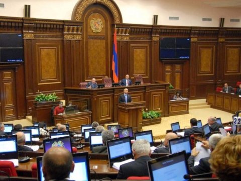 Paşinyanın partiyasından daha bir deputat istefa verdi