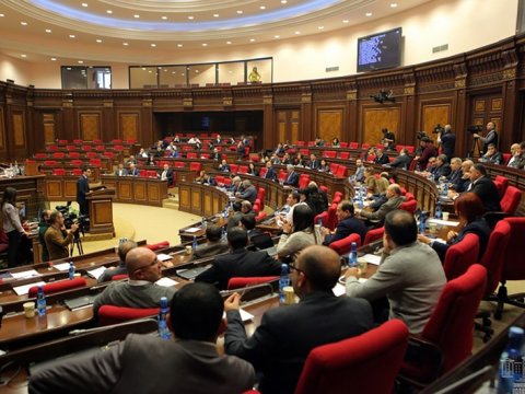 Ermənistan parlamentində jurnalist döyülüb