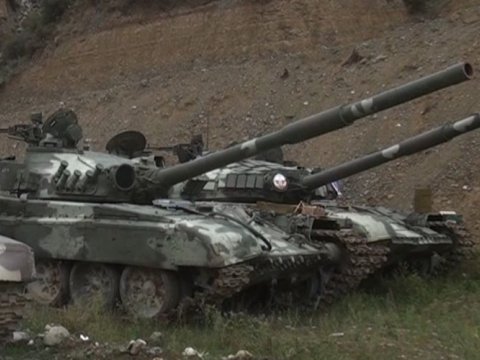 Ordumuz düşməni darmadağın etdi, zirehli texnikalar ələ keçirdi - VİDEO