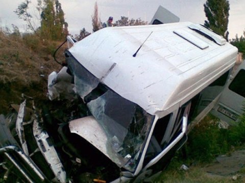 Daşkəsəndə mikroavtobus dərəyə aşdı