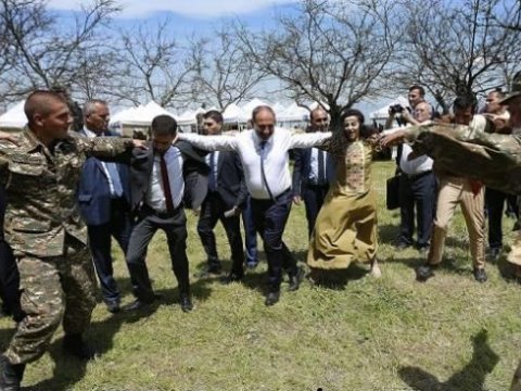 Qoy, Paşinyan Şuşada əlində yallı getdiyi yaylığını ağ bayraqla əvəzləsin...