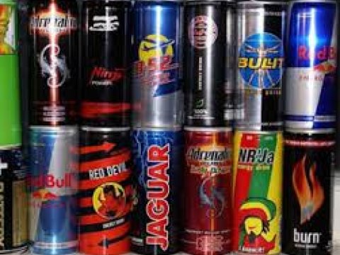 Yetkinlik yaşına çatmayanlara energetik içki satanlar məsuliyyət daşıyacaq