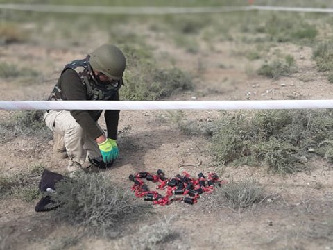 Təmas xəttində top mərmiləri və bombacıqlar aşkarlandı - Fotolar