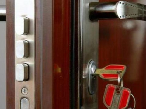 Bağlı qapı arxasında qalan iki azyaşlı xilas edildi
