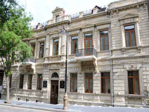 Dini Komitə Silahlı Qüvvələrə Yardım Fonduna ianə edib
