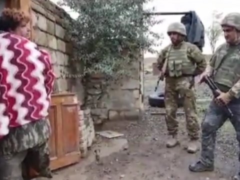 “Azərbaycan əsgəri erməni qadına yardım edərək insanlığını göstərdi”
