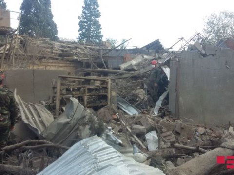 Düşmənin raketlə vurduğu Gəncədə son durum - FOTOLAR