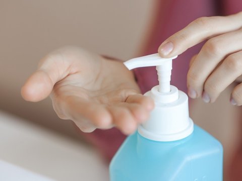 Alimlər koronavirusun dəridə neçə saat qaldığını müəyyənləşdirib