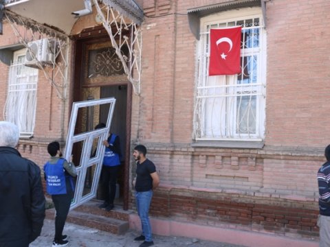 Gəncə gəncləri erməni terrorundan zərər görmüş evlərdə fəsadların aradan qaldırılmasına yardım edirlər - FOTO  
