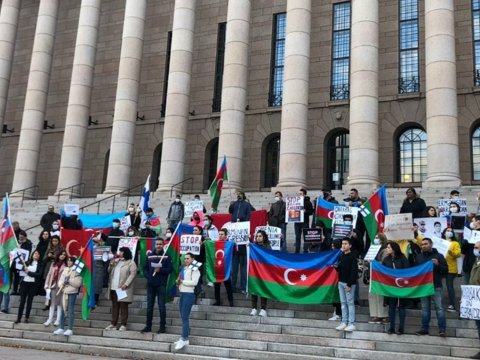 Finlandiya Parlamentinin önündə Ermənistana etiraz edildi