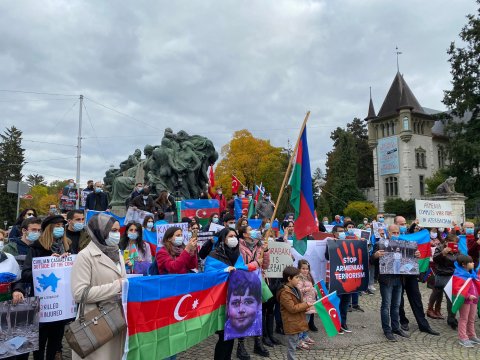 Bern Gəncə terroruna etiraz edir - FOTO