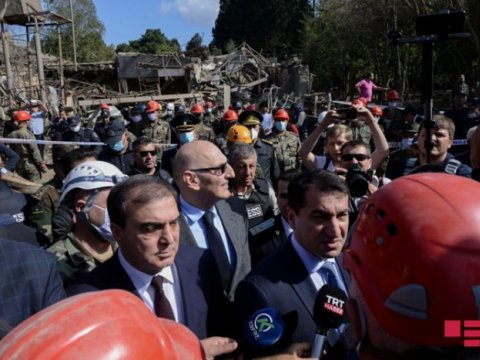 Dövlət rəsmiləri Gəncədə brifinq keçirir