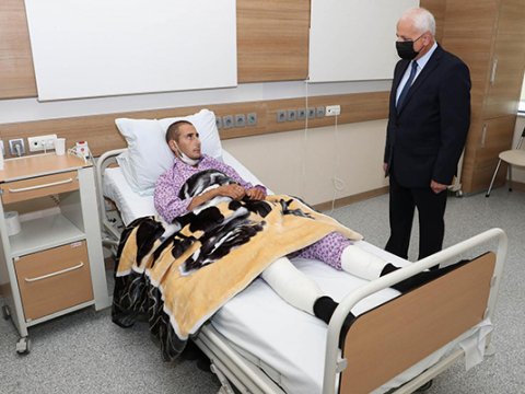 Dövlət Komissiyasının katibi hospitalda erməni əsirlərə baş çəkdi - FOTOLAR 