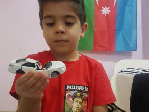 Gəncədə dağıntılar altından tapdığı oyuncağı övladına aparan jurnalist...