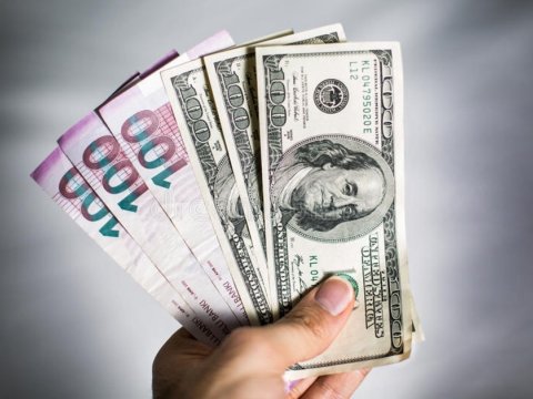Dollar yeni günə köhnə məzənnə ilə başladı