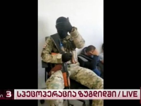 Gürcüstanda insanları girov götürən silahlı şəxs polisə təslim oldu
