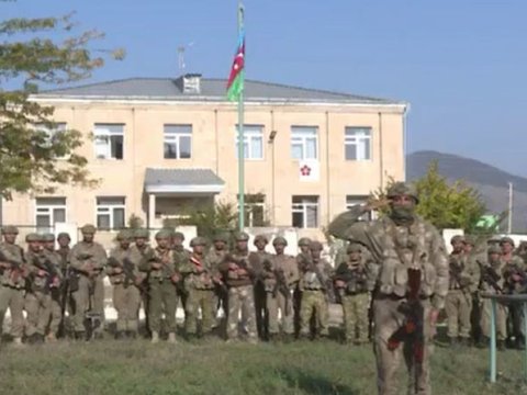 Zəngilanda ucaldılan bayrağımız hansı binanın qarşısında dalğalanır?