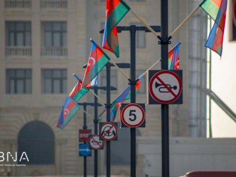 Paytaxt küçələri bayraqlarla bəzədildi - Fotolar