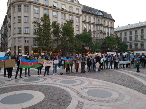Budapeştdə Ermənistanın Gəncəyə raket hücumuna etiraz aksiyası keçirildi - FOTO