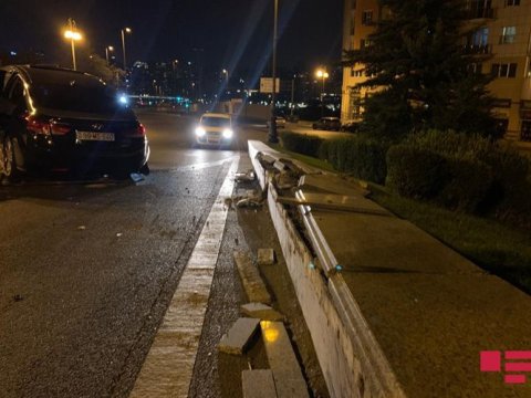 Bakıda komendant rejimini pozan sürücü qəza törətdi - FOTO