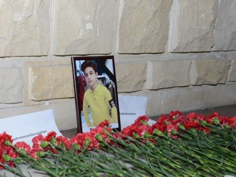 13 yaşlı Rusiya vətəndaşının xatirəsi səfirliyinin qarşısında anılıb - FOTO