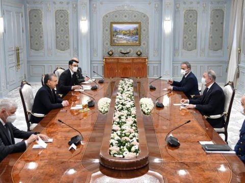 Akar Özbəkistan prezidenti ilə hərbi əməkdaşlığı müzakirə etdi