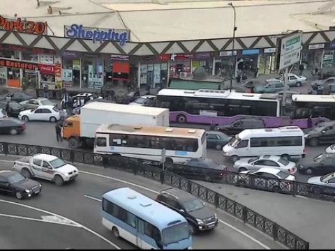20 Yanvar dairəsində yük maşını tıxaca səbəb oldu - FOTO