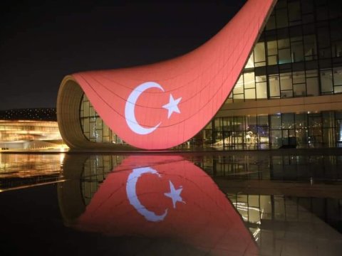Heydər Əliyev Mərkəzinin binası üzərinə Türkiyə bayrağı proyeksiya olundu - FOTO