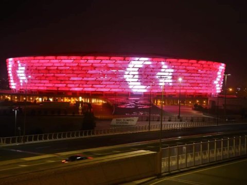 Bakı Olimpiya Stadionu da Türkiyə bayrağına “büründü” - FOTO