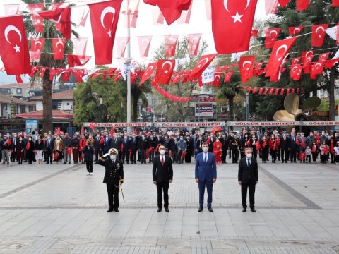 İstanbulda teleqüllə iki qardaş ölkənin bayraqlarının rəngində işıqlandırılıb