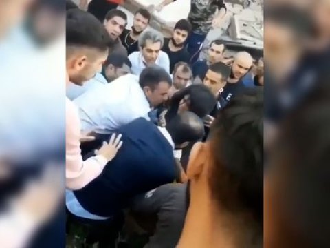 Dağıntılar altından sağ-salamat çıxarıldı - VİDEO