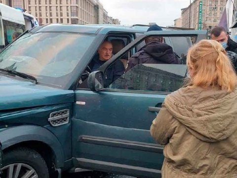 Sürücü maşını piyadaların üzərinə sürdü