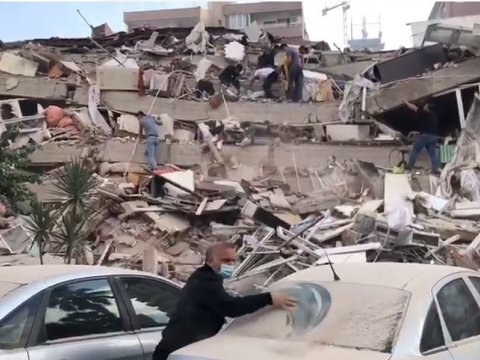 İzmirdə daha 100 nəfər dağıntıların altından xilas edilib