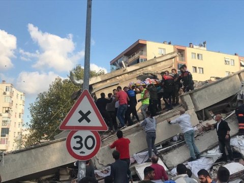 İzmirdə zəlzələ nəticəsində ölənlərin sayı 55-ə çatdı