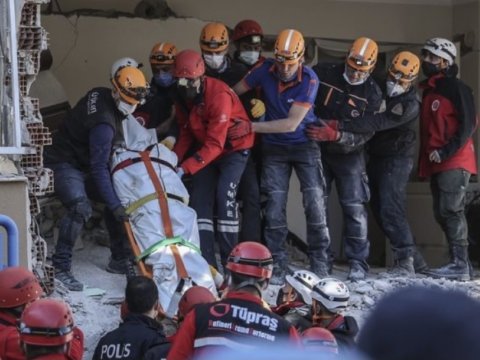 İzmirdə zəlzələ nəticəsində ölənlərin sayı 62-yə çatıb