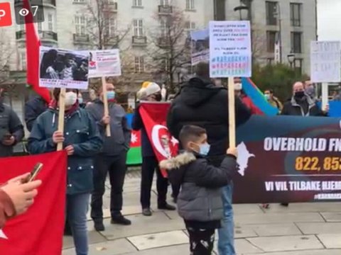 Osloda yaşayan azərbaycanlılar Parlament binası qarşısında etiraz aksiyası keçirib  - FOTO  