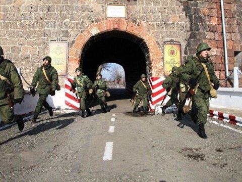 Ermənilər Gümrüdə yerləşən Rusiya bazasının çıxarılmasını İSTƏYİR 