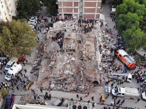 İzmirdə zəlzələdən ölənlərin sayı 83-ə çatdı